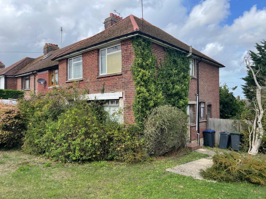 Lot: 42 - END-TERRACE PROPERTY FOR TOTAL REFURBISHMENT - front and side of property